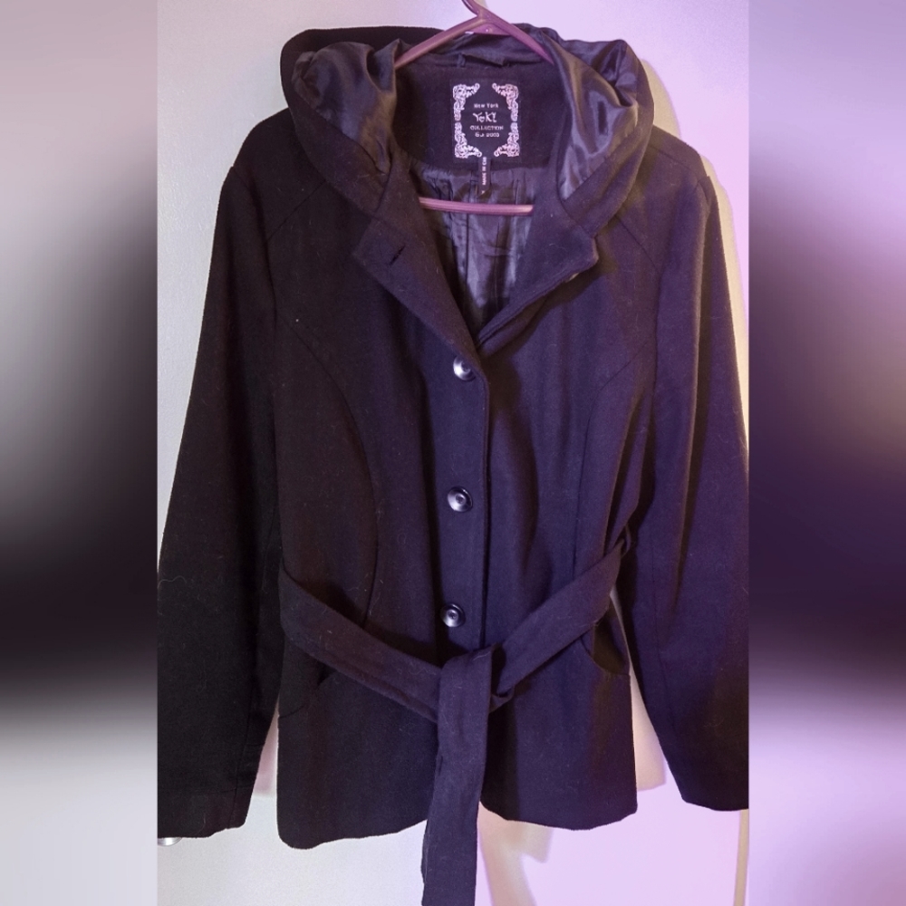 Short, hooded and belted pea coat. Size XL.